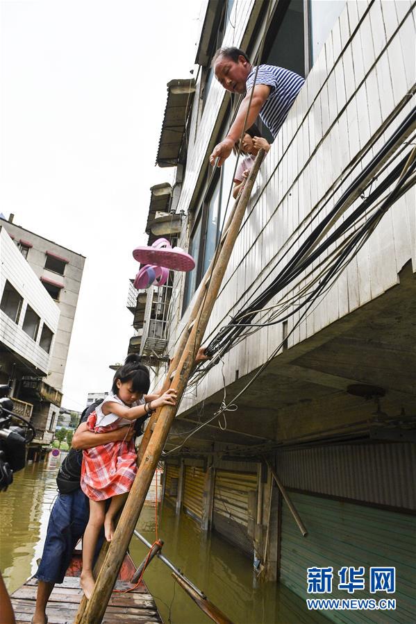 （抗洪搶險(xiǎn)&middot;圖文互動(dòng)）（2）洪水來(lái)時(shí)，那暖心的民間救援