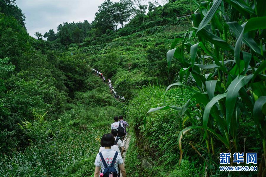 (壯麗70年·奮斗新時(shí)代——記者再走長征路·圖文互動(dòng))(2)記者手記:長征是一步一步走出來的