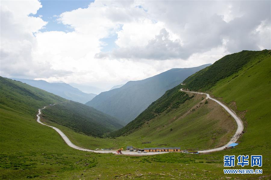 (壯麗70年·奮斗新時(shí)代——記者再走長征路·圖文互動(dòng))(2)夾金山上“馬燈紅”