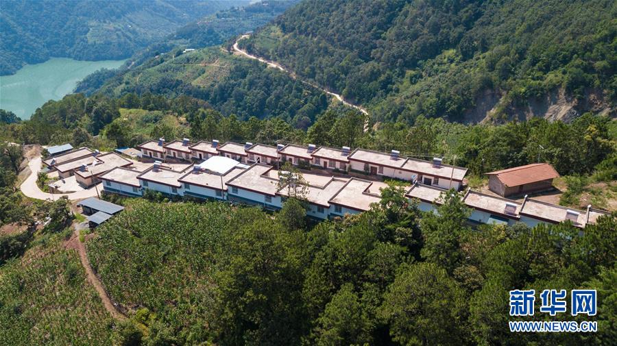 （在習(xí)近平新時(shí)代中國(guó)特色社會(huì)主義思想指引下&mdash;&mdash;新時(shí)代新作為新篇章&middot;總書記關(guān)心的百姓身邊事&middot;圖文互動(dòng)）（1）&ldquo;四好農(nóng)村路&rdquo;：通向幸福，通向遠(yuǎn)方