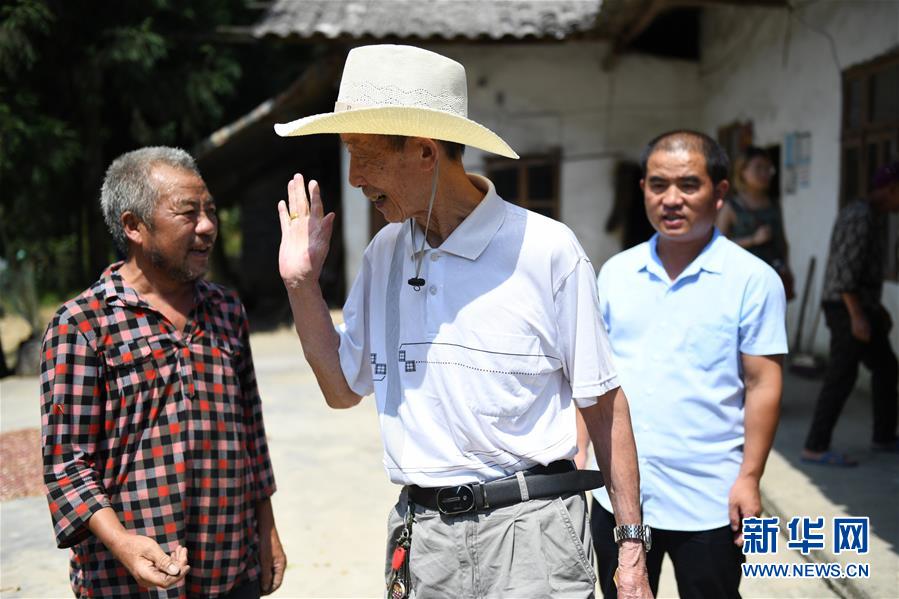 （圖文互動(dòng)）（1）烏蒙山區(qū)扶貧第一書(shū)記背后的&ldquo;老監(jiān)工&rdquo;