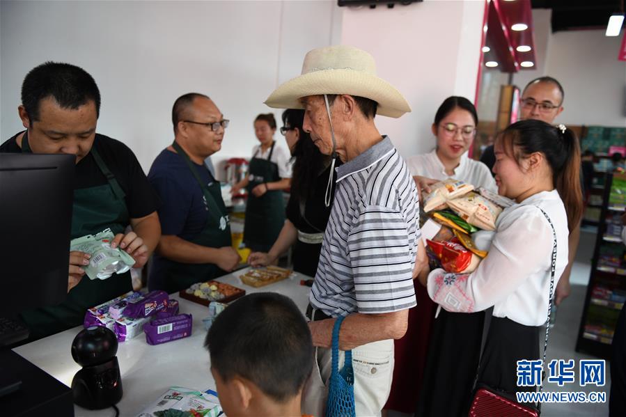 （圖文互動(dòng)）（2）烏蒙山區(qū)扶貧第一書(shū)記背后的&ldquo;老監(jiān)工&rdquo;