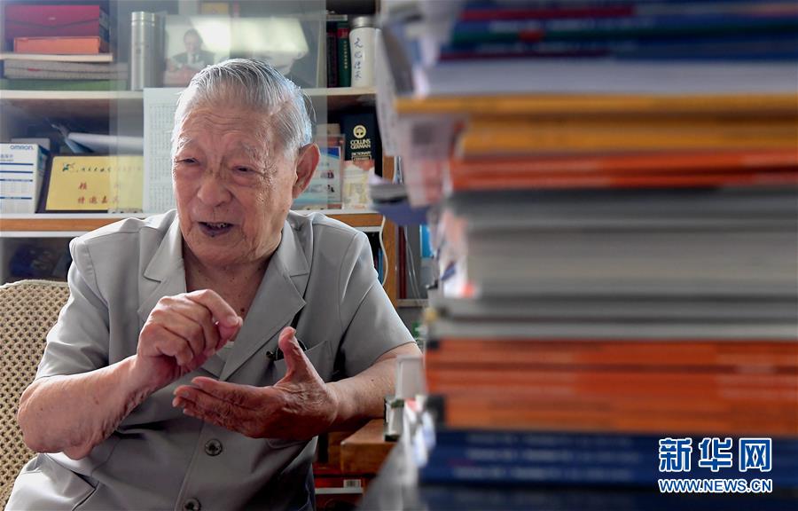 (愛(ài)國(guó)者 奮斗情·圖文互動(dòng))(3)用醫(yī)術(shù)和道德守護(hù)“光明”——全國(guó)道德模范99歲眼科專(zhuān)家張效房的人生軌跡