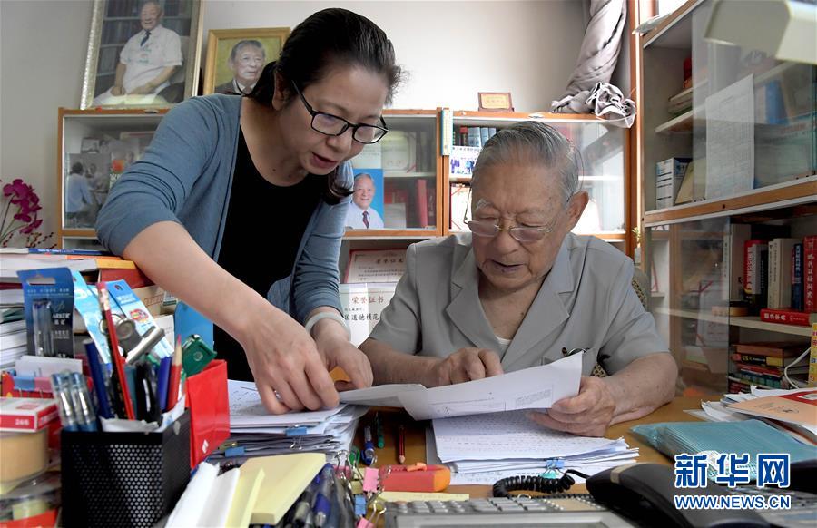 (愛(ài)國(guó)者 奮斗情·圖文互動(dòng))(4)用醫(yī)術(shù)和道德守護(hù)“光明”——全國(guó)道德模范99歲眼科專(zhuān)家張效房的人生軌跡