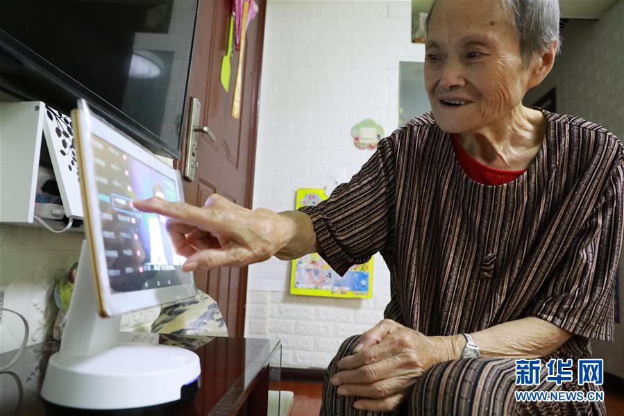 （在習近平新時代中國特色社會主義思想指引下&mdash;&mdash;新時代新作為新篇章&middot;總書記關心的百姓身邊事）（1）養(yǎng)老院新&ldquo;風景&rdquo;：大愛扮美夕陽紅