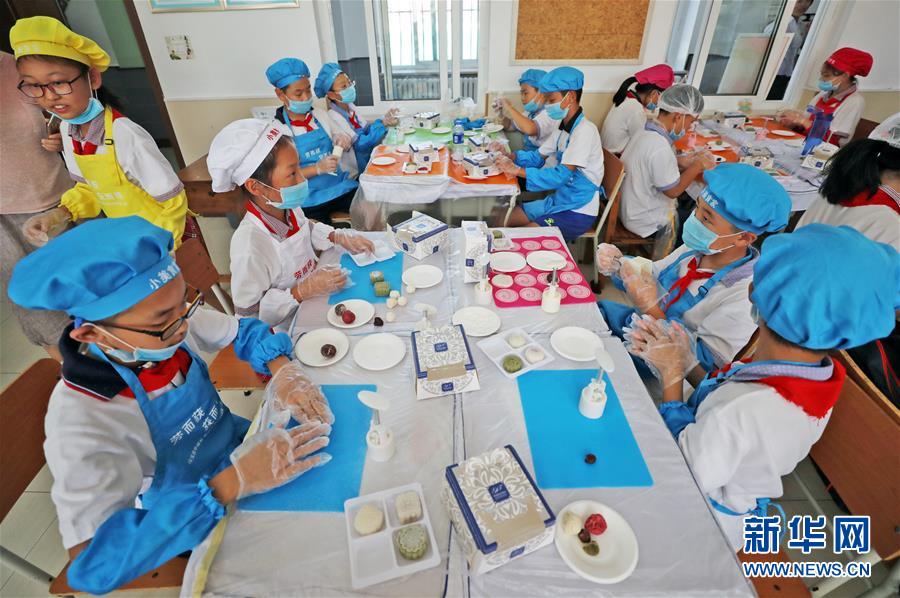 （在習近平新時代中國特色社會主義思想指引下&mdash;&mdash;新時代新作為新篇章&middot;總書記關(guān)心的百姓身邊事&middot;圖文互動）（1）&ldquo;媽媽第一次吃到我做的菜時高興得哭了&rdquo;&mdash;&mdash;中國孩子在勞動教育中健康成長