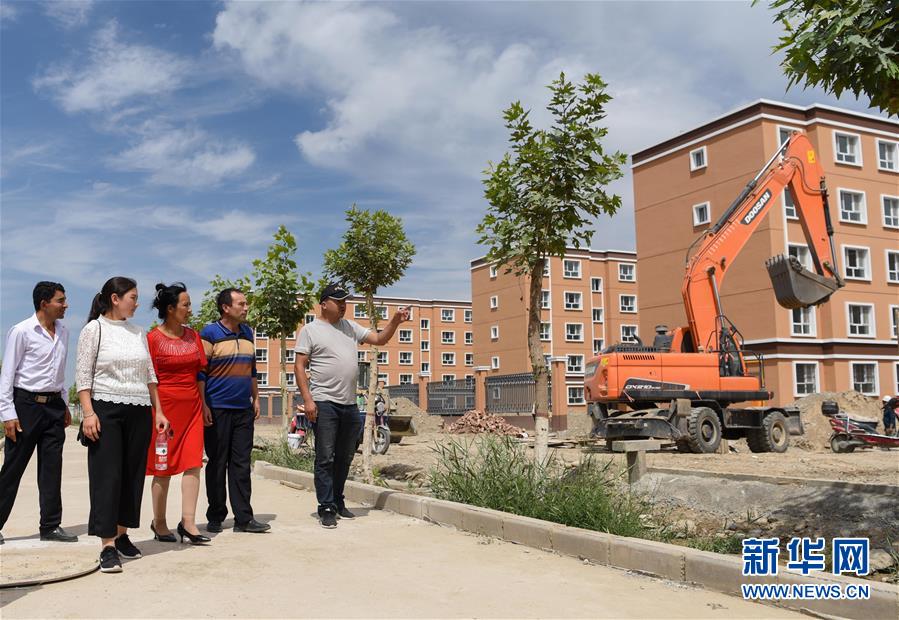 （決戰(zhàn)決勝脫貧攻堅(jiān)&middot;圖文互動(dòng)）（1）拋在舊鄉(xiāng)的&ldquo;火墻&rdquo;&mdash;&mdash;新疆易地扶貧搬遷安置點(diǎn)見聞