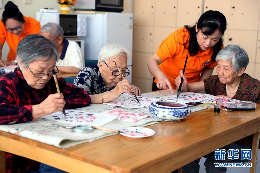 (壯麗70年·奮斗新時代·重溫囑托看變化·圖文互動)(1)上海:用“繡花”般精細(xì)治理傳遞城市“溫度”