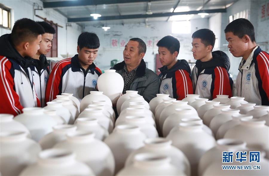 （壯麗70年&middot;奮斗新時(shí)代&mdash;&mdash;共和國(guó)發(fā)展成就巡禮&middot;圖文互動(dòng)）（3）優(yōu)先發(fā)展 奠基未來(lái)&mdash;&mdash;共和國(guó)教育事業(yè)發(fā)展成就巡禮