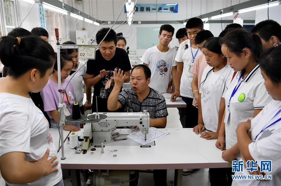 （壯麗70年&middot;奮斗新時(shí)代&mdash;&mdash;共和國(guó)發(fā)展成就巡禮&middot;圖文互動(dòng)）（4）優(yōu)先發(fā)展 奠基未來(lái)&mdash;&mdash;共和國(guó)教育事業(yè)發(fā)展成就巡禮