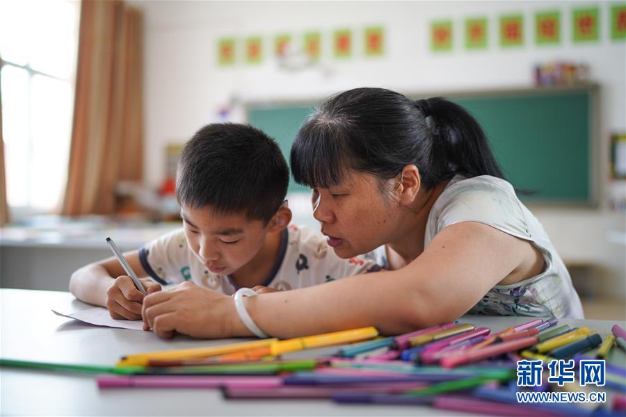 （壯麗70年&middot;奮斗新時(shí)代&mdash;&mdash;共和國(guó)發(fā)展成就巡禮&middot;圖文互動(dòng)）（5）優(yōu)先發(fā)展 奠基未來(lái)&mdash;&mdash;共和國(guó)教育事業(yè)發(fā)展成就巡禮