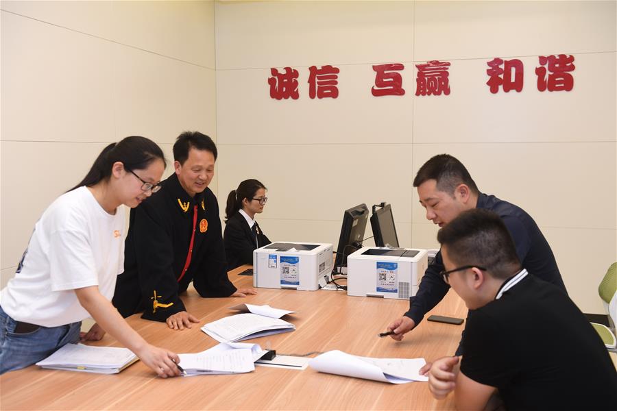 (“中國面貌”系列述評·圖文互動)(7)法治中國——70年中國面貌變遷述評之四