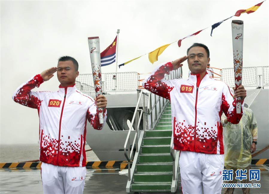 （體育）（4）第七屆世界軍人運動會火炬?zhèn)鬟f活動在海軍&ldquo;和平方舟&rdquo;站舉行