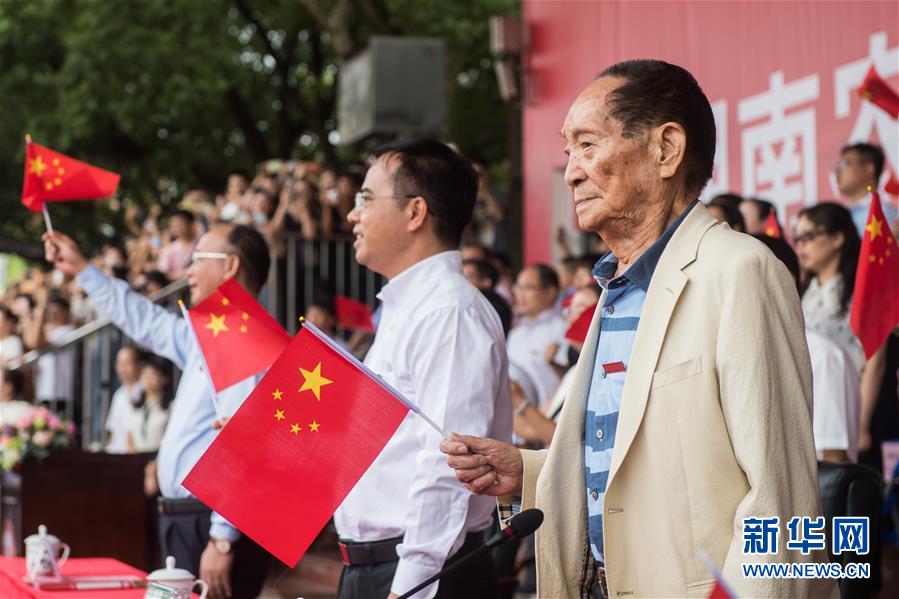 (壯麗70年·奮斗新時(shí)代——共和國(guó)榮光·圖文互動(dòng))(3)袁隆平:把對(duì)祖國(guó)的熱忱結(jié)成飽滿的稻穗