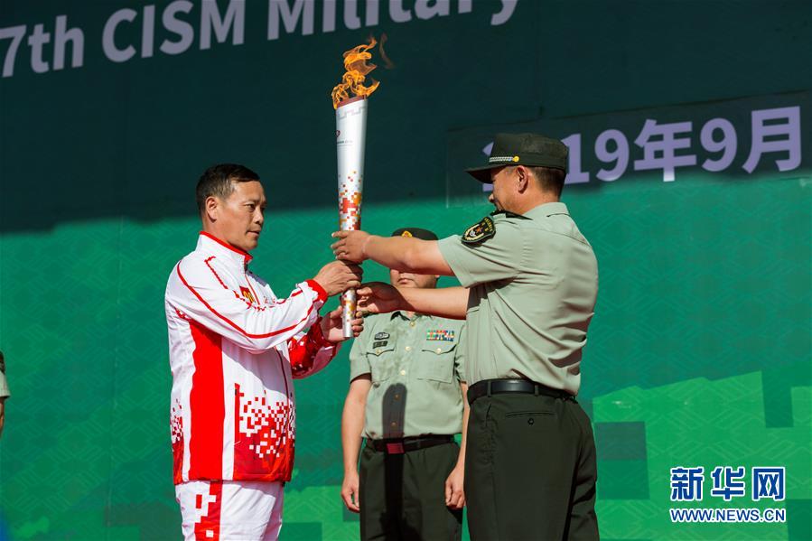 (體育)(1)第七屆世界軍人運動會火炬?zhèn)鬟f活動第二站在“開國大典紅一師”舉行