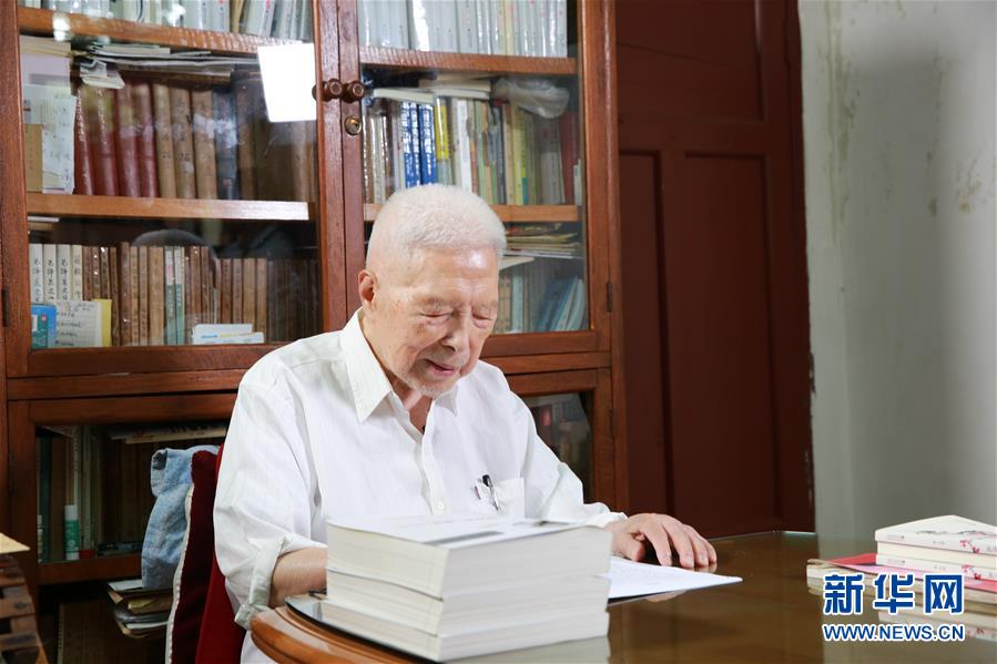 (愛國(guó)情 奮斗者·圖文互動(dòng))(1)一生“讀”一書 照亮前行路——記2018年“世界馬克思經(jīng)濟(jì)學(xué)獎(jiǎng)”獲得者陳征