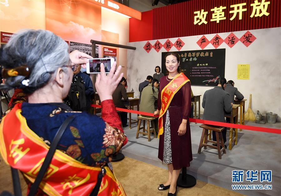 (社會(huì))(5)英雄模范和先進(jìn)典型受邀參觀慶祝新中國成立70周年大型成就展