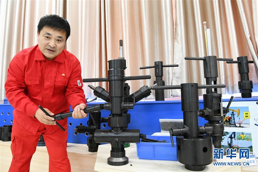 (圖文互動(dòng))(1)當(dāng)好標(biāo)桿旗幟 建設(shè)百年油田——寫在大慶油田發(fā)現(xiàn)60周年之際