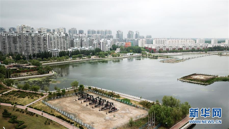 （圖文互動(dòng)）（15）當(dāng)好標(biāo)桿旗幟 建設(shè)百年油田&mdash;&mdash;寫(xiě)在大慶油田發(fā)現(xiàn)60周年之際