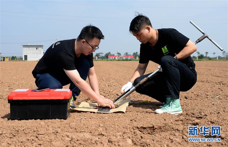 （在習(xí)近平新時(shí)代中國特色社會(huì)主義思想指引下&mdash;&mdash;新時(shí)代新作為新篇章&middot;總書記關(guān)心的百姓身邊事&middot;圖文互動(dòng)）（6）&ldquo;農(nóng)&rdquo;字頭照樣&ldquo;大&rdquo;作為&mdash;&mdash;豐收時(shí)節(jié)看涉農(nóng)高校人才在希望的田野