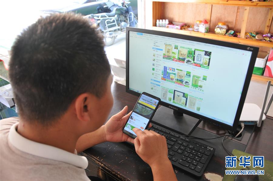 (在習(xí)近平新時(shí)代中國(guó)特色社會(huì)主義思想指引下——新時(shí)代新作為新篇章·總書(shū)記關(guān)心的百姓身邊事·圖文互動(dòng))(1)手機(jī)成為“新農(nóng)具” 莊戶人變“新店家”——農(nóng)村電商助力農(nóng)民豐收