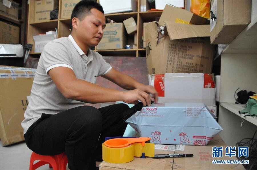 (在習(xí)近平新時(shí)代中國(guó)特色社會(huì)主義思想指引下——新時(shí)代新作為新篇章·總書(shū)記關(guān)心的百姓身邊事·圖文互動(dòng))(3)手機(jī)成為“新農(nóng)具” 莊戶人變“新店家”——農(nóng)村電商助力農(nóng)民豐收