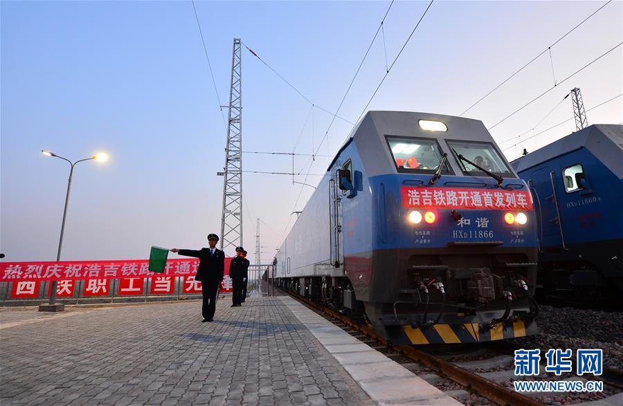 （經(jīng)濟(jì)）（1）縱貫?zāi)媳钡哪茉催\(yùn)輸大通道浩吉鐵路開通運(yùn)營
