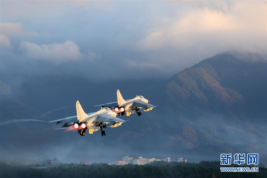 （新華全媒頭條&middot;圖文互動(dòng)）（2）沿著中國特色強(qiáng)軍之路闊步前進(jìn)&mdash;&mdash;黨中央、中央軍委領(lǐng)導(dǎo)推進(jìn)國防和軍隊(duì)建設(shè)70年紀(jì)實(shí)