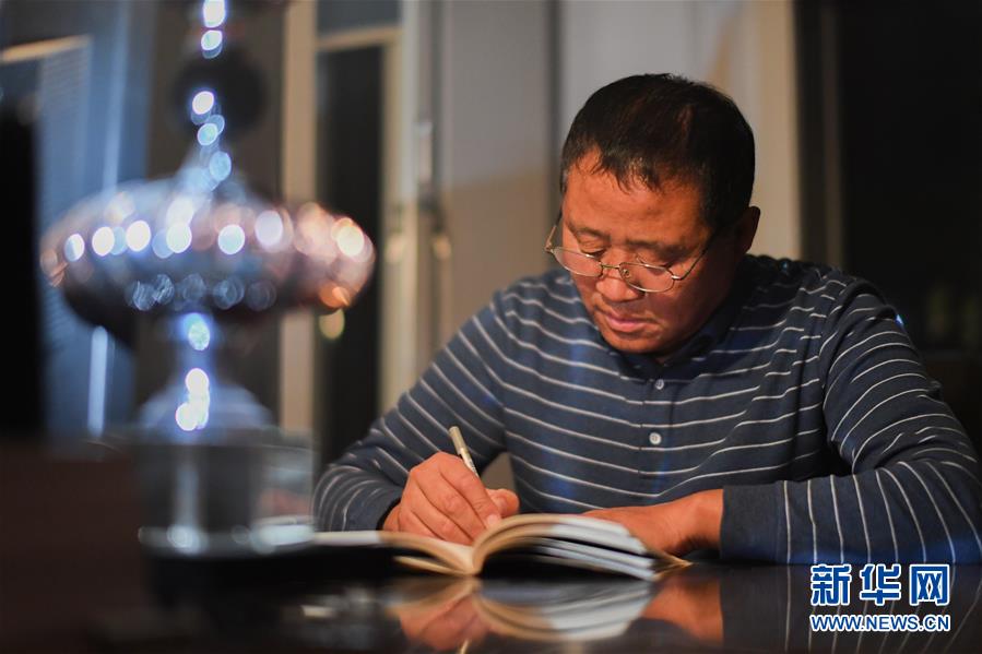 (在習(xí)近平新時(shí)代中國特色社會(huì)主義思想指引下——新時(shí)代新作為新篇章·總書記關(guān)心的百姓身邊事·圖文互動(dòng))(5)一本“村官”日記里的扶貧路——小故事里的大情懷之四