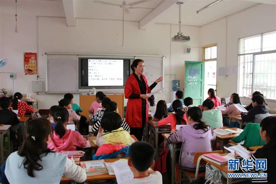 (圖文互動)(1)“擔起山里娃沉甸甸的夢想”——記廣西大石山區(qū)小學教師蒙曉梅