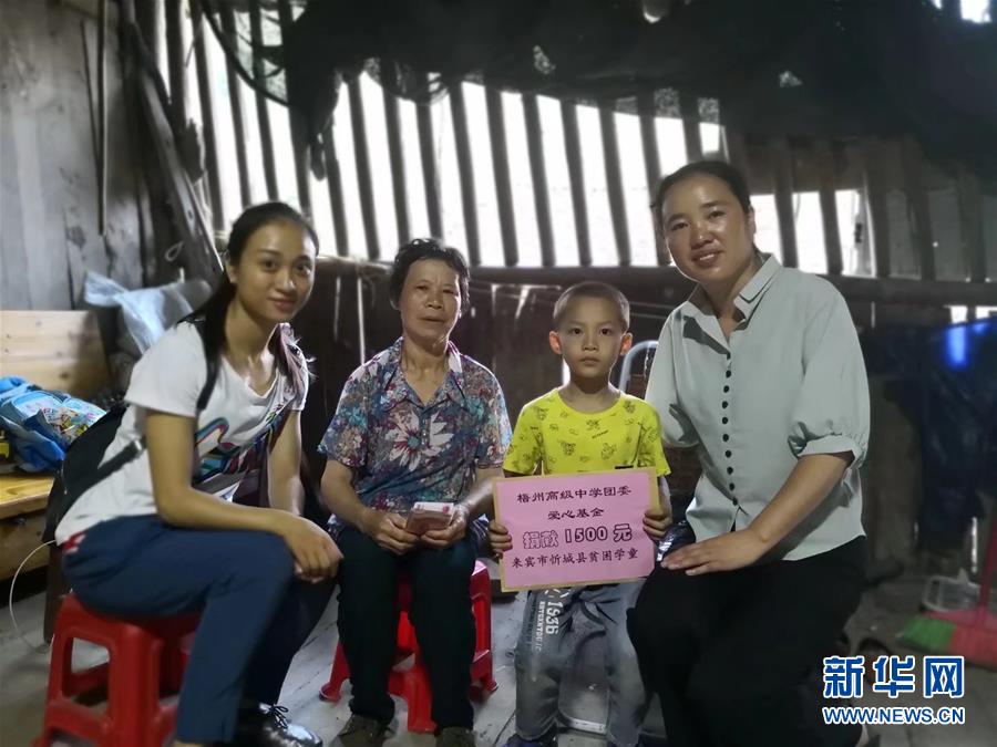 (圖文互動)(3)“擔起山里娃沉甸甸的夢想”——記廣西大石山區(qū)小學教師蒙曉梅