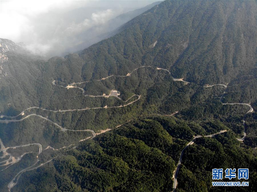 (新華全媒頭條·時(shí)代先鋒·圖文互動(dòng))(7)換得秋實(shí)一夏花——追記基層青年紀(jì)檢監(jiān)察干部李夏