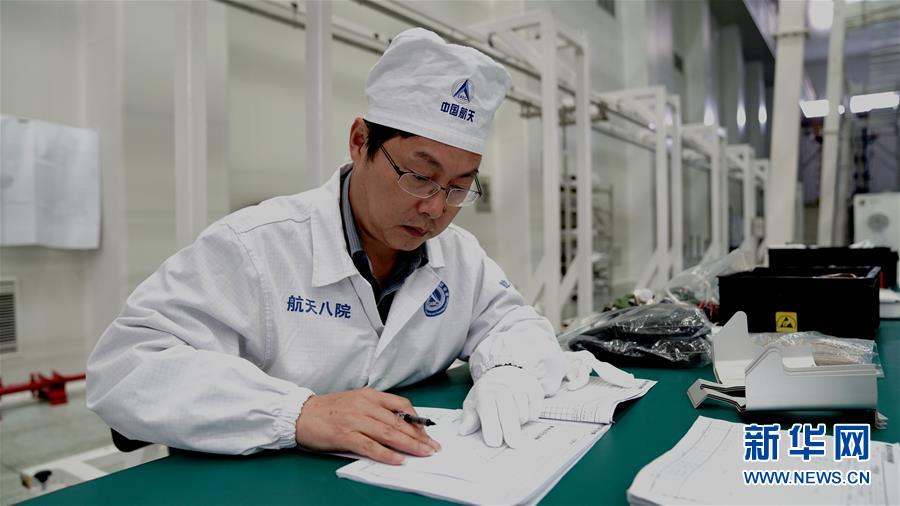 （德耀中華&middot;圖文互動）（2）王曙群：&ldquo;腳踏實地、仰望星空&rdquo;的大國工匠