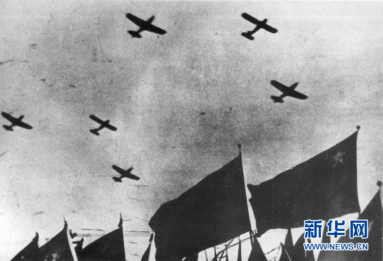 （新華全媒頭條&middot;人民空軍70年&middot;圖文互動）（1）陽光照耀奮飛的航程&mdash;&mdash;黨中央、中央軍委和習(xí)主席關(guān)心人民空軍建設(shè)發(fā)展紀(jì)實