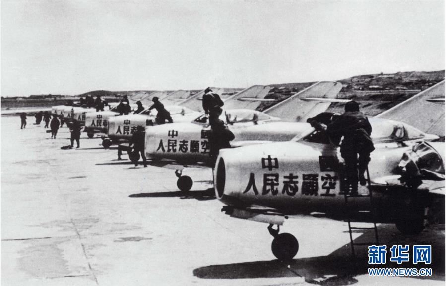 （新華全媒頭條&middot;人民空軍70年&middot;圖文互動）（3）陽光照耀奮飛的航程&mdash;&mdash;黨中央、中央軍委和習(xí)主席關(guān)心人民空軍建設(shè)發(fā)展紀(jì)實