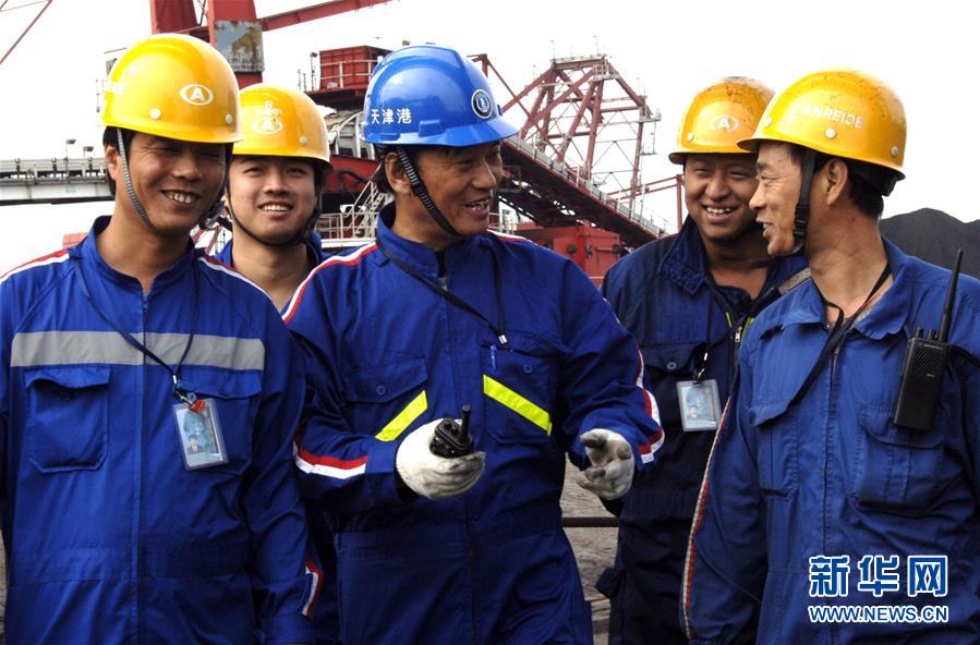 （愛(ài)國(guó)情 奮斗者&middot;圖文互動(dòng)）（3）錨定無(wú)悔奮進(jìn)的航向&mdash;&mdash;記港口創(chuàng)新路上的&ldquo;藍(lán)領(lǐng)專家&rdquo;孔祥瑞