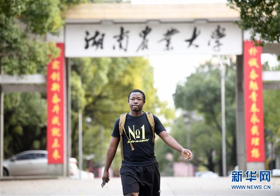 (在習(xí)近平新時(shí)代中國(guó)特色社會(huì)主義思想指引下——新時(shí)代新作為新篇章·總書(shū)記關(guān)切開(kāi)放事·圖文互動(dòng))(9)來(lái)中國(guó)“學(xué)種地”的“洋學(xué)生”