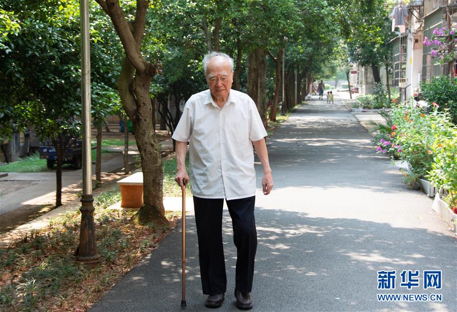 （新華全媒頭條&middot;圖文互動(dòng)）（9）滄海橫流 信仰彌堅(jiān)&mdash;&mdash;記共產(chǎn)黨員、湘潭大學(xué)九旬教授滄南