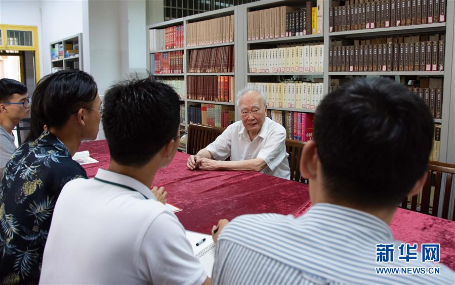 （新華全媒頭條&middot;圖文互動(dòng)）（4）滄海橫流 信仰彌堅(jiān)&mdash;&mdash;記共產(chǎn)黨員、湘潭大學(xué)九旬教授滄南