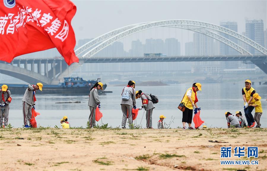 （在習(xí)近平新時代中國特色社會主義思想指引下&mdash;&mdash;新時代新作為新篇章&middot;總書記關(guān)切高質(zhì)量發(fā)展&middot;圖文互動）（1）在藍(lán)天白云下&mdash;&mdash;污染防治攻堅戰(zhàn)持續(xù)推進(jìn)