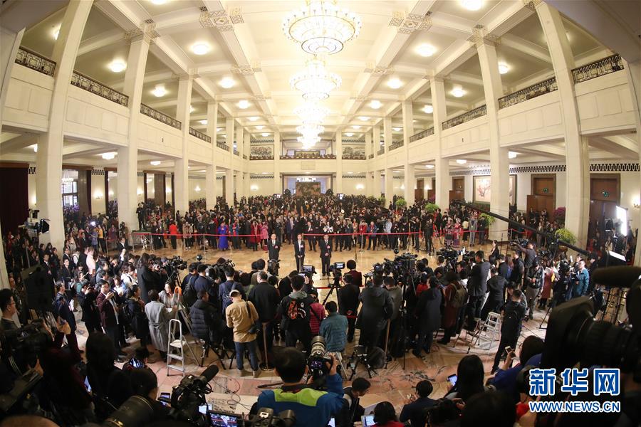 （兩會(huì)&middot;面對(duì)面）（12）全國(guó)人大代表接受采訪