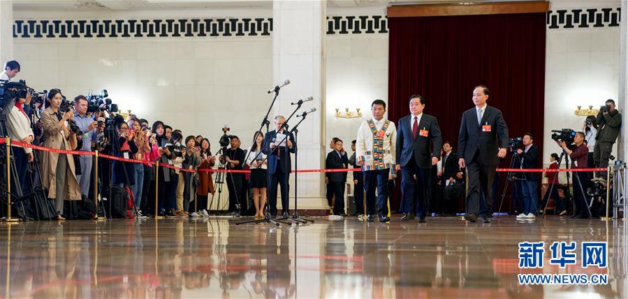 （兩會(huì)&middot;面對(duì)面）（13）全國(guó)人大代表接受采訪