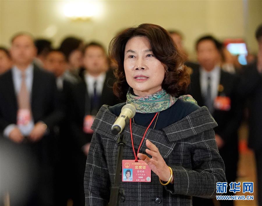 （兩會(huì)&middot;面對(duì)面）（14）全國(guó)人大代表接受采訪