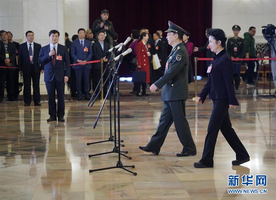 （兩會(huì)&middot;面對(duì)面&middot;XHDW）（22）全國(guó)政協(xié)委員接受采訪(fǎng)