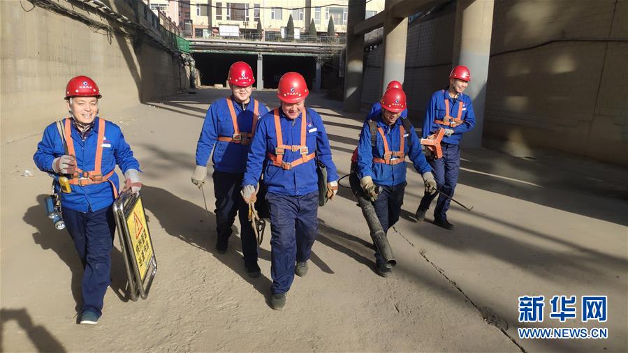 (嚴寒下的勞動者·圖文互動)(2)巡線工人“冰與火”的考驗