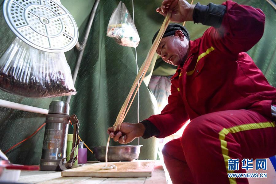 （新春走基層&middot;圖文互動）（7）大漠中，一頂帳篷守歲五年