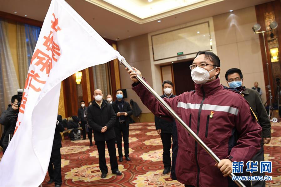 （新華全媒頭條&middot;圖文互動(dòng)）（3）黨旗，高高飄揚(yáng)在防控疫情斗爭(zhēng)第一線&mdash;&mdash;各級(jí)黨組織和廣大黨員干部投身疫情防控阻擊戰(zhàn)紀(jì)實(shí)