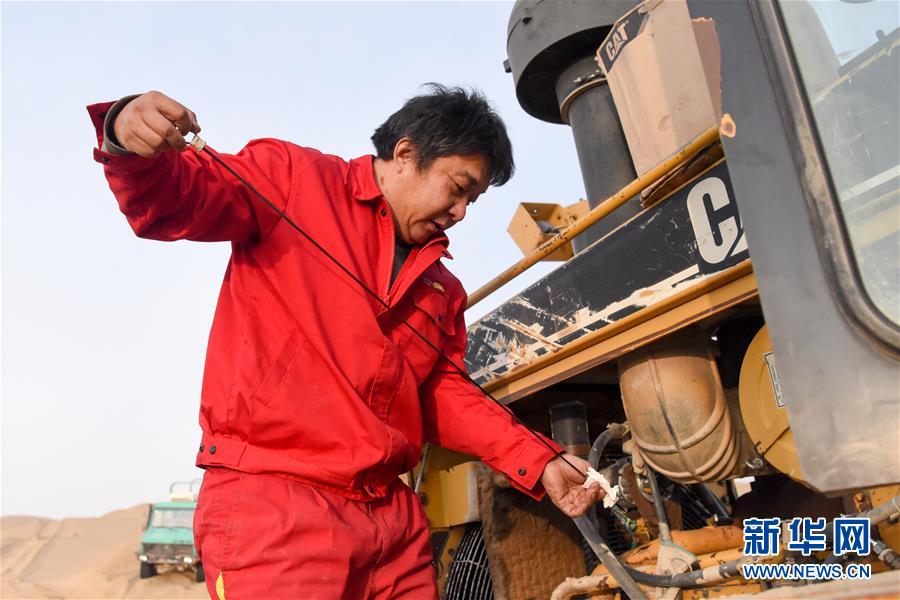 （新春走基層&middot;圖文互動）（4）特寫：與車為伴，獨行沙海