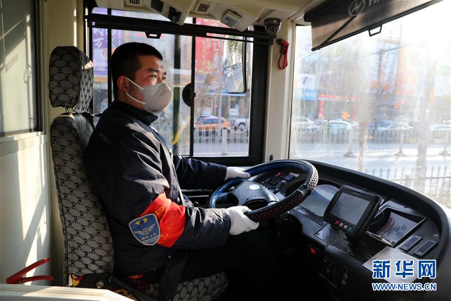 （聚焦疫情防控&middot;圖文互動(dòng)）（1）疫情下的公交司機(jī)：只要有一名乘客，我們也要堅(jiān)守！