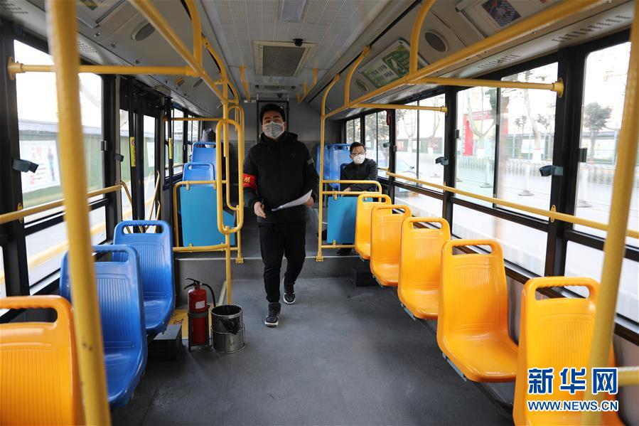 （聚焦疫情防控&middot;圖文互動(dòng)）（2）疫情下的公交司機(jī)：只要有一名乘客，我們也要堅(jiān)守！